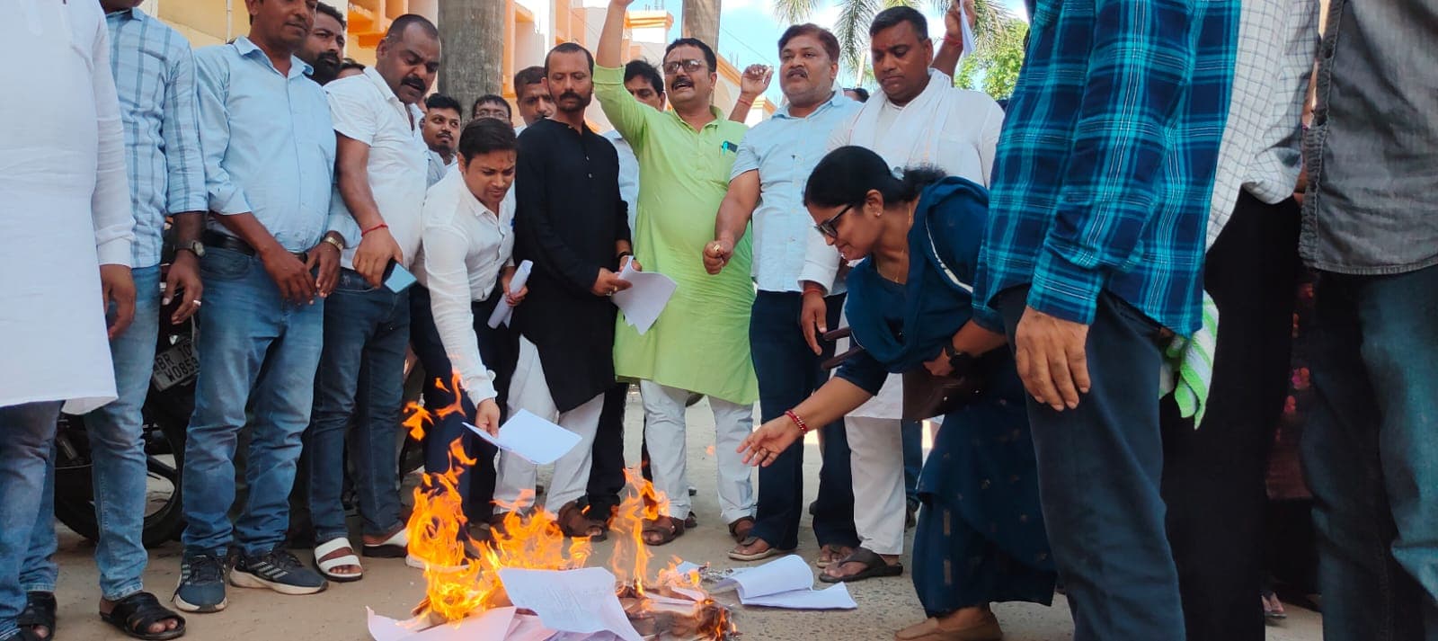 टीएमबीयू में अतिथि शिक्षक संघ नियुक्ति नियमावली 2026 का प्रति जलायी, विरोध में की नारेबाजी