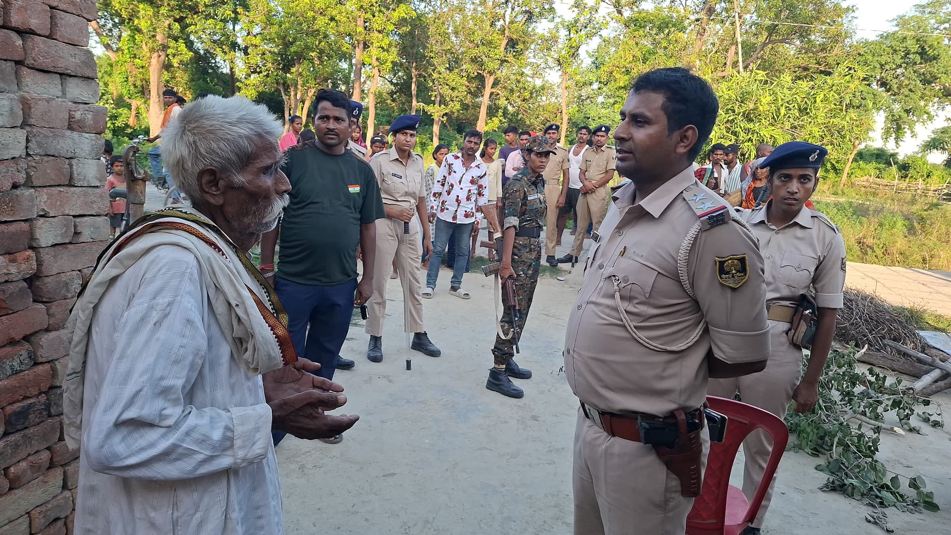 सीवान: दीनानाथ चौहान हत्याकांड में बड़ी कार्रवाई, फरार मुख्य आरोपी बुलेट के घर पुलिस की कुर्की-जब्ती