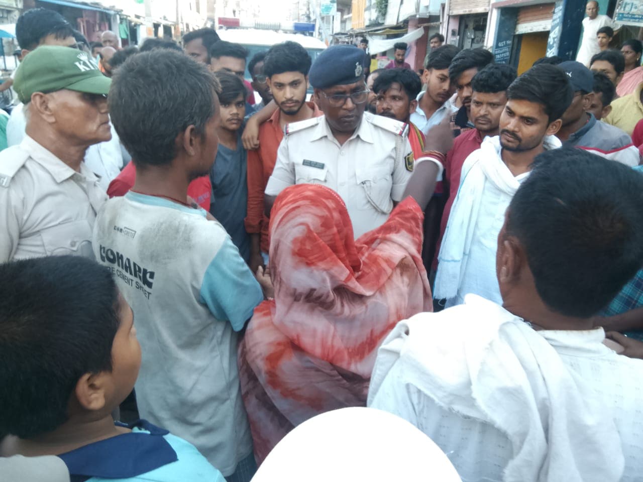 सीवान : बालू उठा रहे मजदूर को मिला 39 ग्राम ‘गोल्ड’, जिस ज्वेलर ने पहचाना, उससे मालिकाना हक के लिए भिड़े दुकानदार