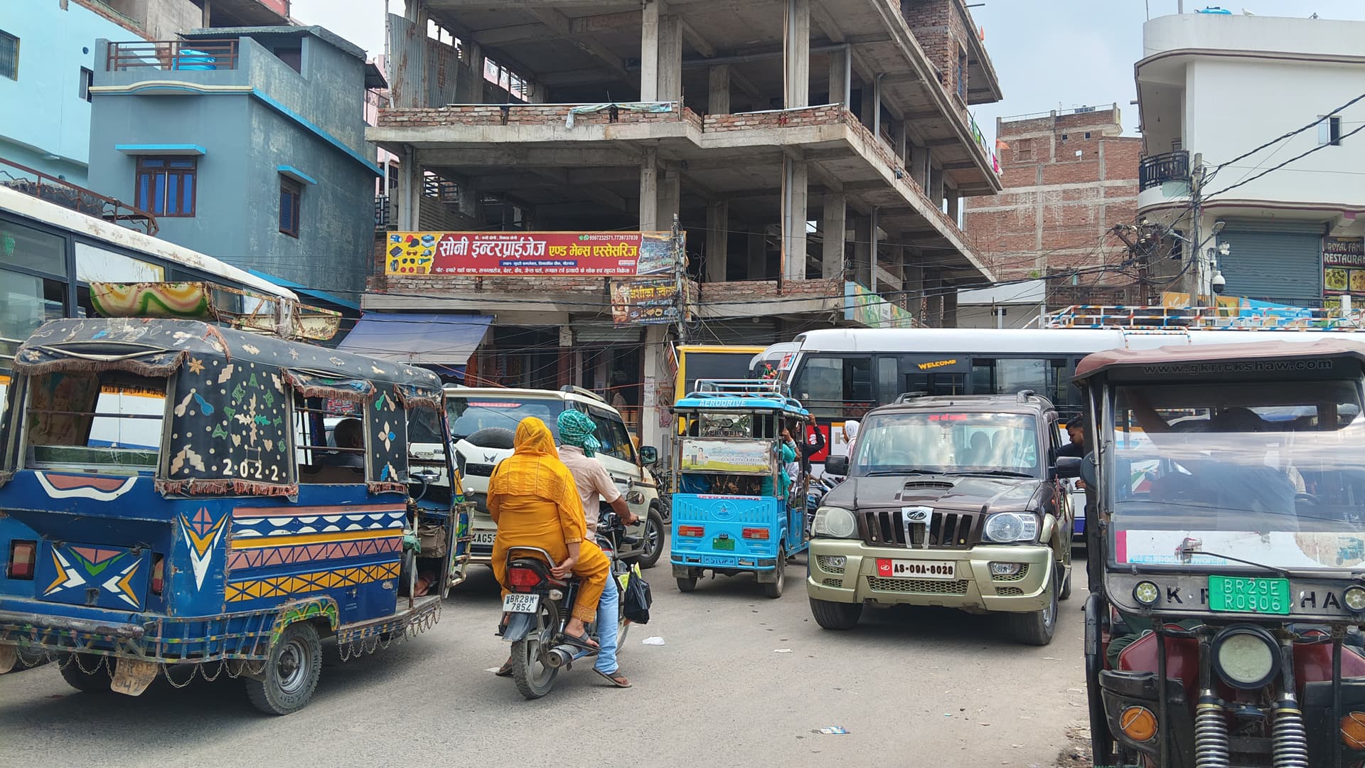 गोपालगंज के मीरगंज में अतिक्रमण से बिगड़ी ट्रैफिक व्यवस्था, हर दिन जाम से बेहाल हो रहे लोग