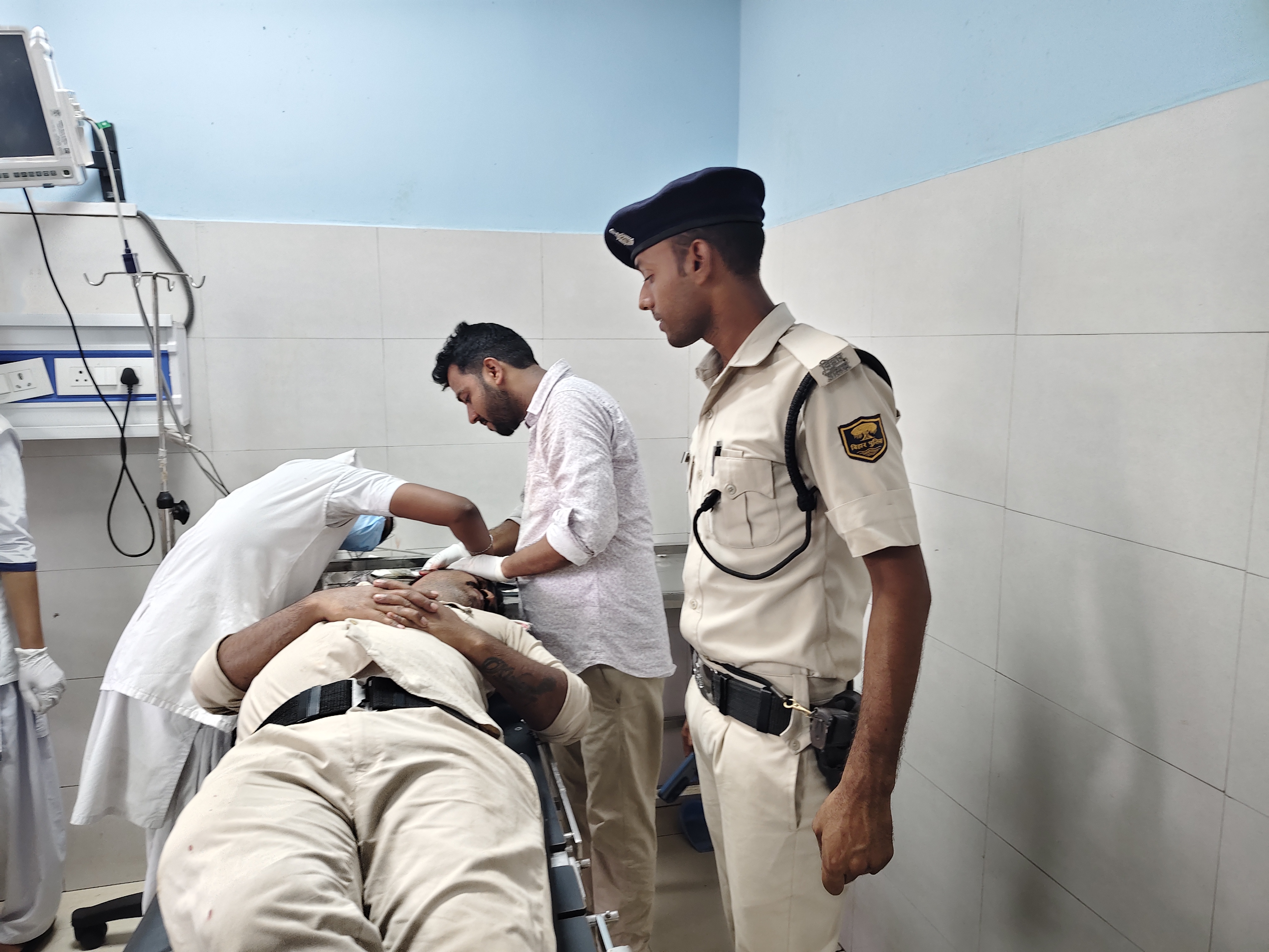 आरा में होमगार्ड जवान से मारपीट: ऑटो हटाने को कहा तो चालकों की भीड़ ने कर दिया हमला, अस्पताल में इलाज जारी