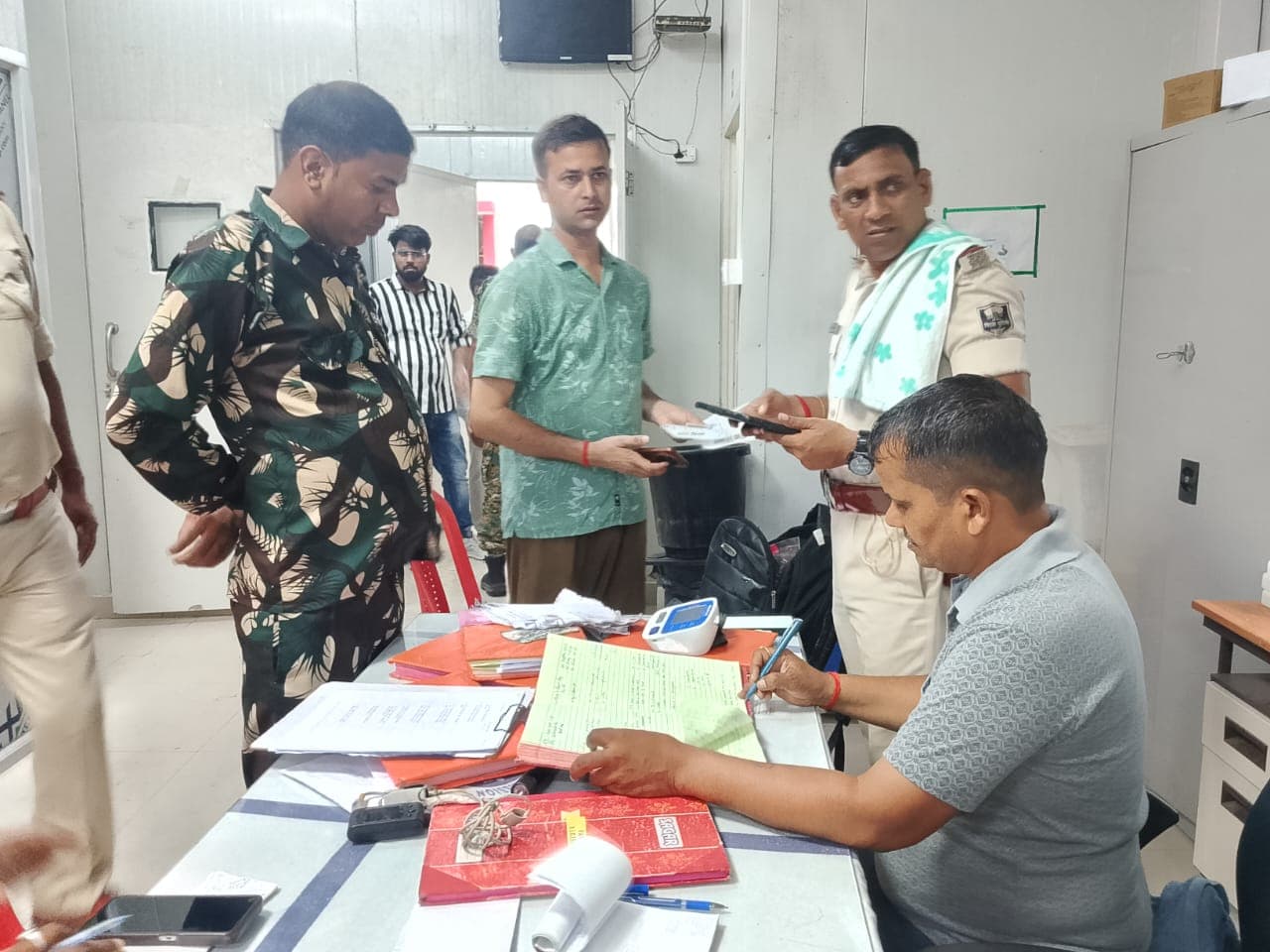 औरंगाबाद में शादी से लौटते वक्त हादसा, तेज रफ्तार बाइक खड़े ट्रक से टकराई, एक की मौत, दो की हालत गंभीर