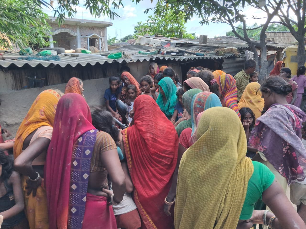 बाइक सवार को बचाने में पलटा ट्रैक्टर, चालक की मौके पर मौत