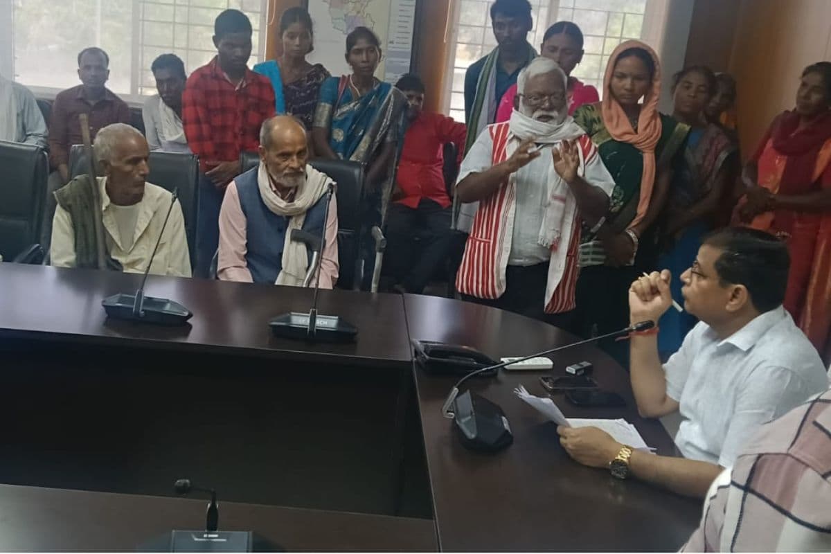 गढ़वा में सिस्टम की लापरवाही: जिंदा महिला को कागजों में मृत दिखाया, 4 साल से विधवा पेंशन बंद
