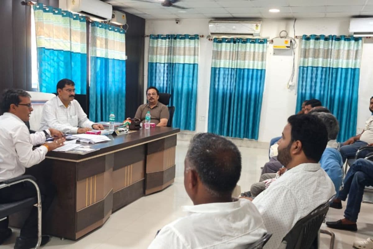 गढ़वा में SIR को लेकर बैठक, SDO ने राजनीतिक दलों से की सहयोग की अपील