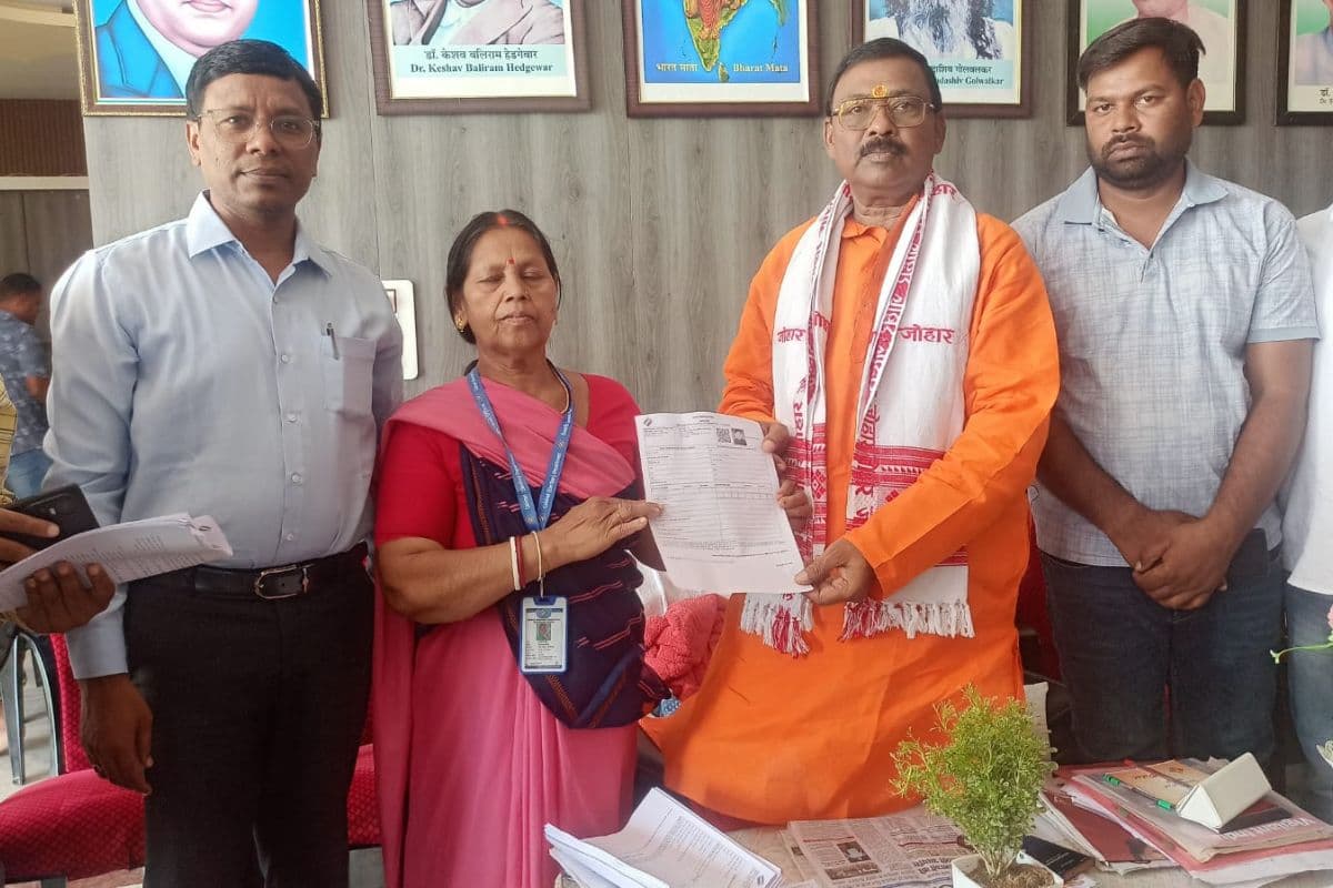 पलामू में SIR प्रक्रिया जारी, जनप्रतिनिधियों ने भरा गणना प्रपत्र