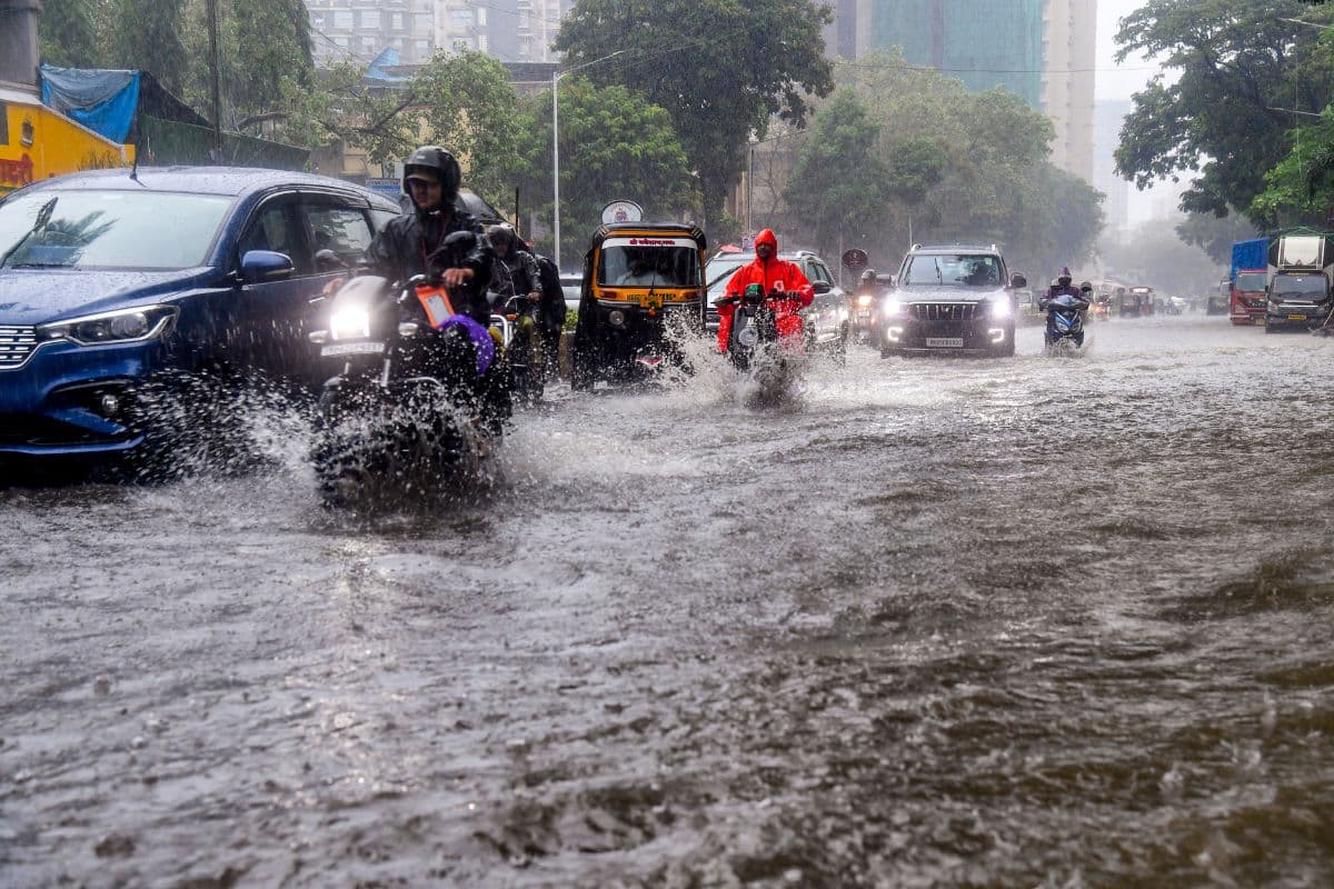 9 जुलाई तक मुंबई में भारी बारिश, समंदर में उठ रहीं खौफनाक लहरें, रेड अलर्ट के बीच स्कूल-कॉलेज बंद