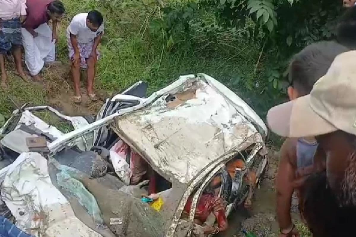 Accident in Godda: गोड्डा में बड़ा हादसा! गड्ढे में गिरी अनियंत्रित कार, पति-पत्नी समेत 3 की मौत