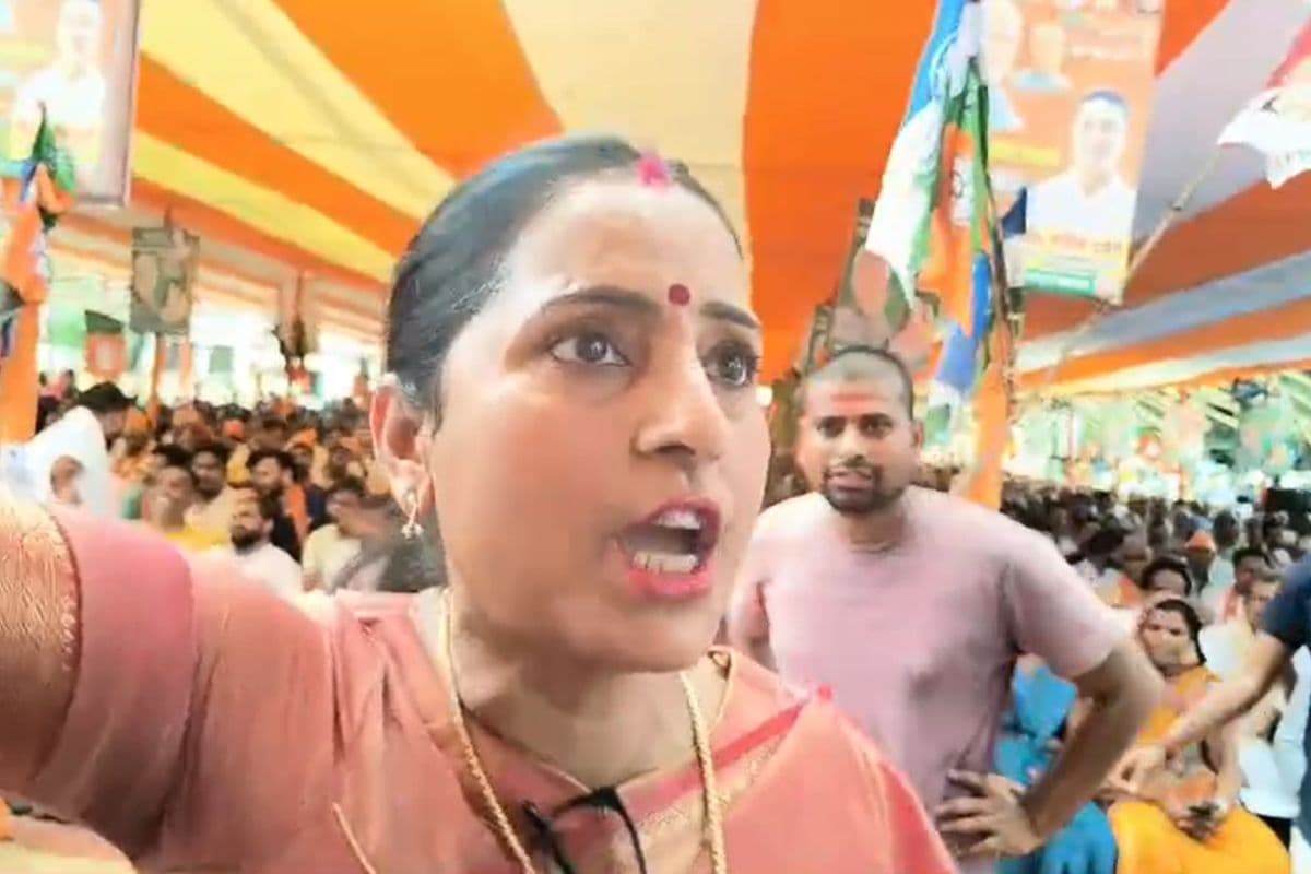 Video: BJP नेता को हटाकर मंच पर चढ़ीं किरण प्रभाकर, दिया जबरदस्त भाषण, सुनते रह गए लोग