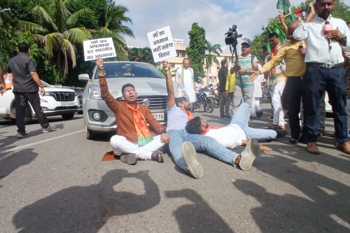Photos: पटना में बीजेपी के कार्यकर्ता बीच रोड पर लेट गए, गाड़ियों का आना-जाना ब्लॉक, देखिए तस्वीरें