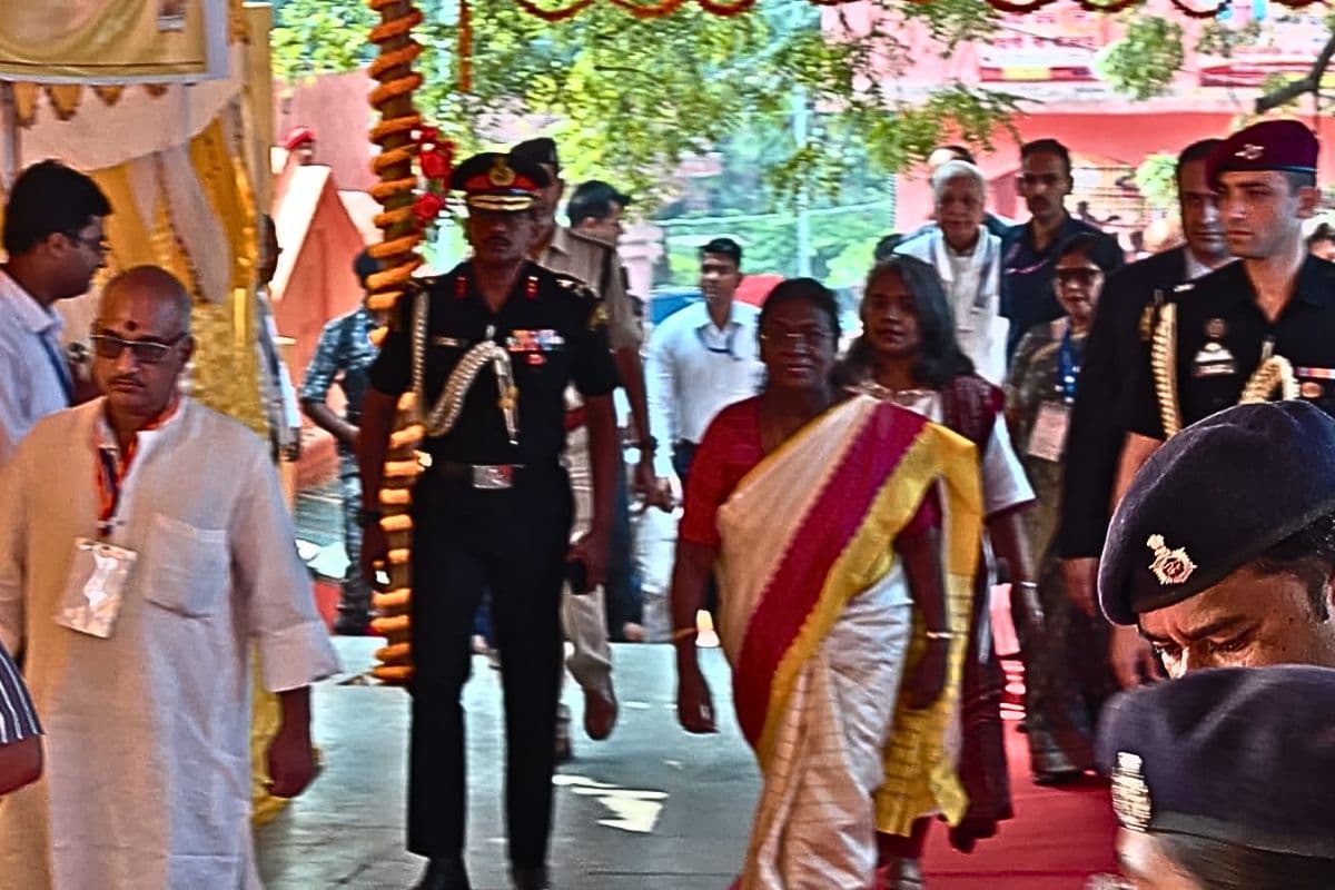 Photos: राष्ट्रपति द्रौपदी मुर्मू ने विष्णुपद मंदिर में किया पिंडदान, सुरक्षा रही टाइट, देखिए तस्वीरें