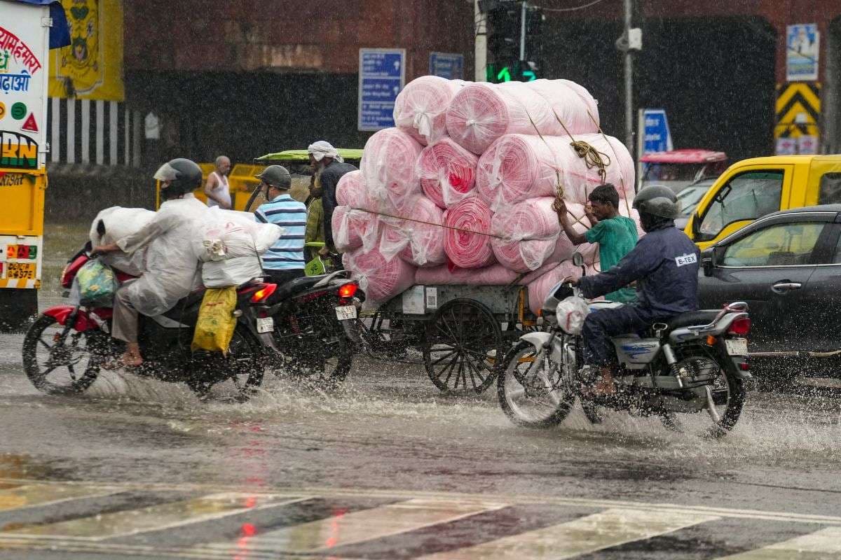 Heavy Rain Delhi: दुर्गा पूजा में बारिश का खलल! IMD ने जारी किया अपडेट, विजयादशमी में कैसा रहेगा मौसम