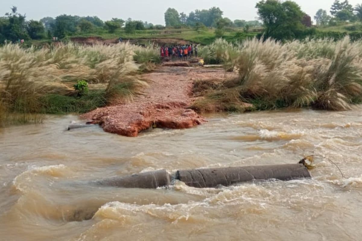 Jamtara News: क्षतिग्रस्त पुल पर बना डायवर्सन बहा, डीटीओ का एक कर्मी लापता
