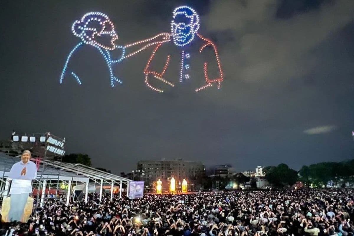 पुणे के आसमान में 1000 ड्रोन ने दिखाया जलवा, करतब देख हर कोई मंत्रमुग्ध! पीएम मोदी के जन्मदिन पर देशभर से जुटे 50 हजार लोग