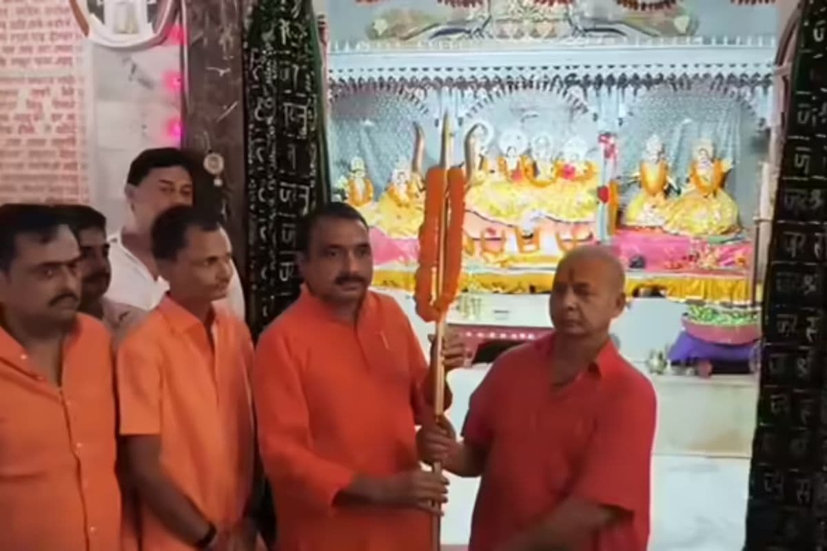 Sitamarhi: बीजेपी विधायक ने दुर्गा पूजा में बांटे तलवार-त्रिशूल, कहा- शास्त्र के साथ शस्त्र की पूजा भी जरूरी