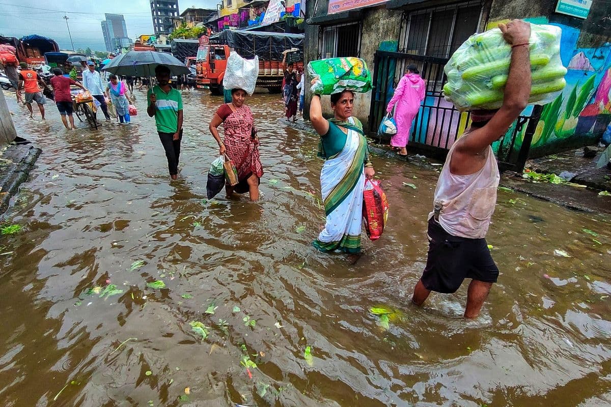 Mumbai Rain Alert: अगले 24 घंटे में भारी से बहुत भारी बारिश, गरज-चमक के साथ तूफानी हवा, IMD का रेड अलर्ट