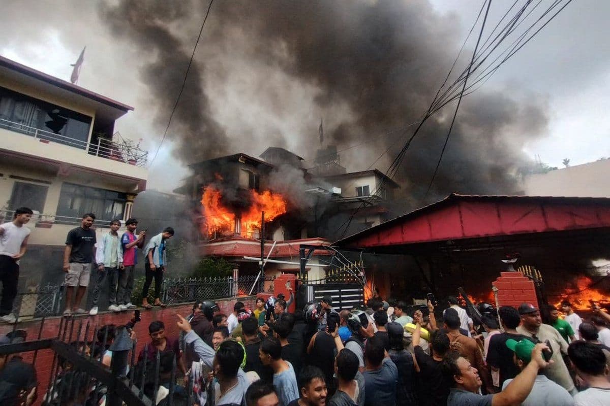 Nepal Protest: नेपाल में फंसे रांची के 12 लोग, हिंसक आंदोलन के बीच सभी होटल में कैद