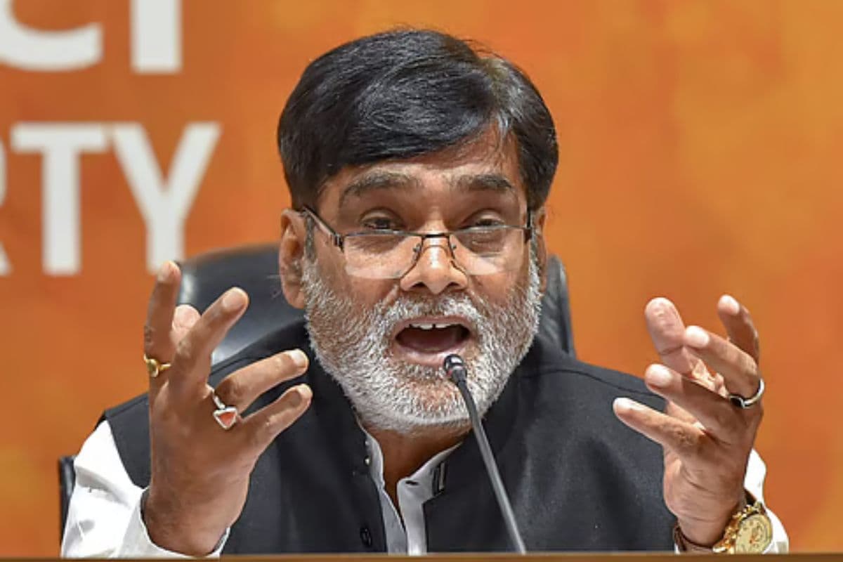 Bihar Politics: कांग्रेस के सामने झुके तेजस्वी, RJD समर्थकों का मनोबल तोड़ा, रामकृपाल यादव का बड़ा बयान