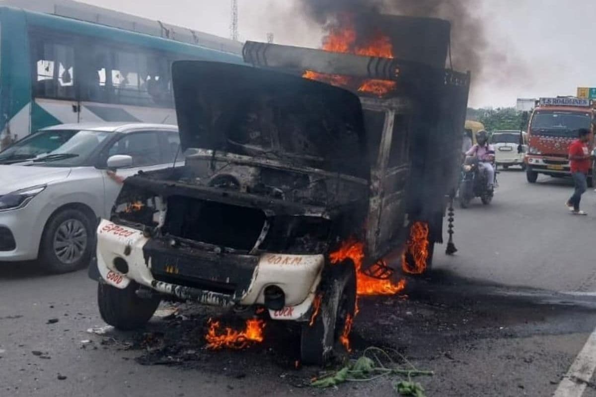 Bihar News: बिहार में चलती गाड़ी में आचानक लगी आग, जलती पिकअप से कूदकर ड्राईवर ने बचाई जान