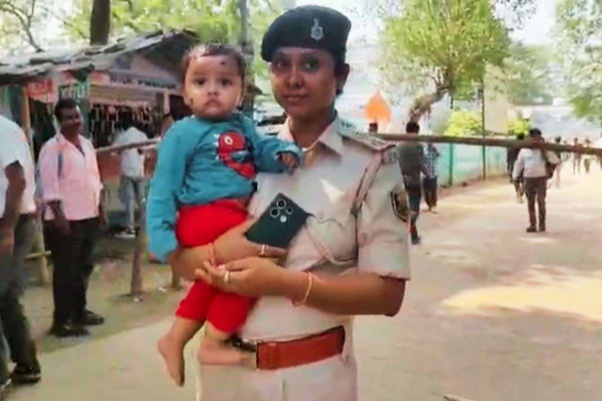 Bihar News: मां का फर्ज और ड्यूटी का धर्म दोनों निभा रहीं SI शाजिया इकरा, तस्वीर देख जज्बे को करेंगे सलाम