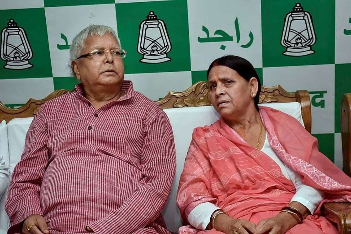 IRCTC Scam: कोर्ट में सवाल पूछने पर क्या बोले लालू-राबड़ी, बिहार चुनाव से पहले आई बड़ी आफत