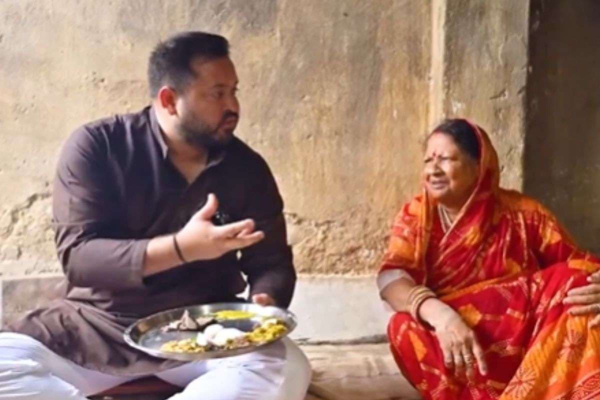 Video: जमीन पर बैठकर तेजस्वी ने लिया देहाती खाने का मजा, मडुआ की रोटी, साग, चटनी खाकर क्या बोलें?