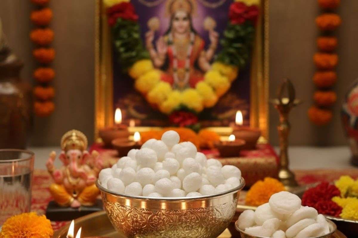 Dhanteras 2025: धनतेरस पर खील-बताशे चढ़ाना क्यों होता है महत्वपूर्ण? जानें कहीं इससे तो नहीं खुलती है बंद किस्मत के तालें
