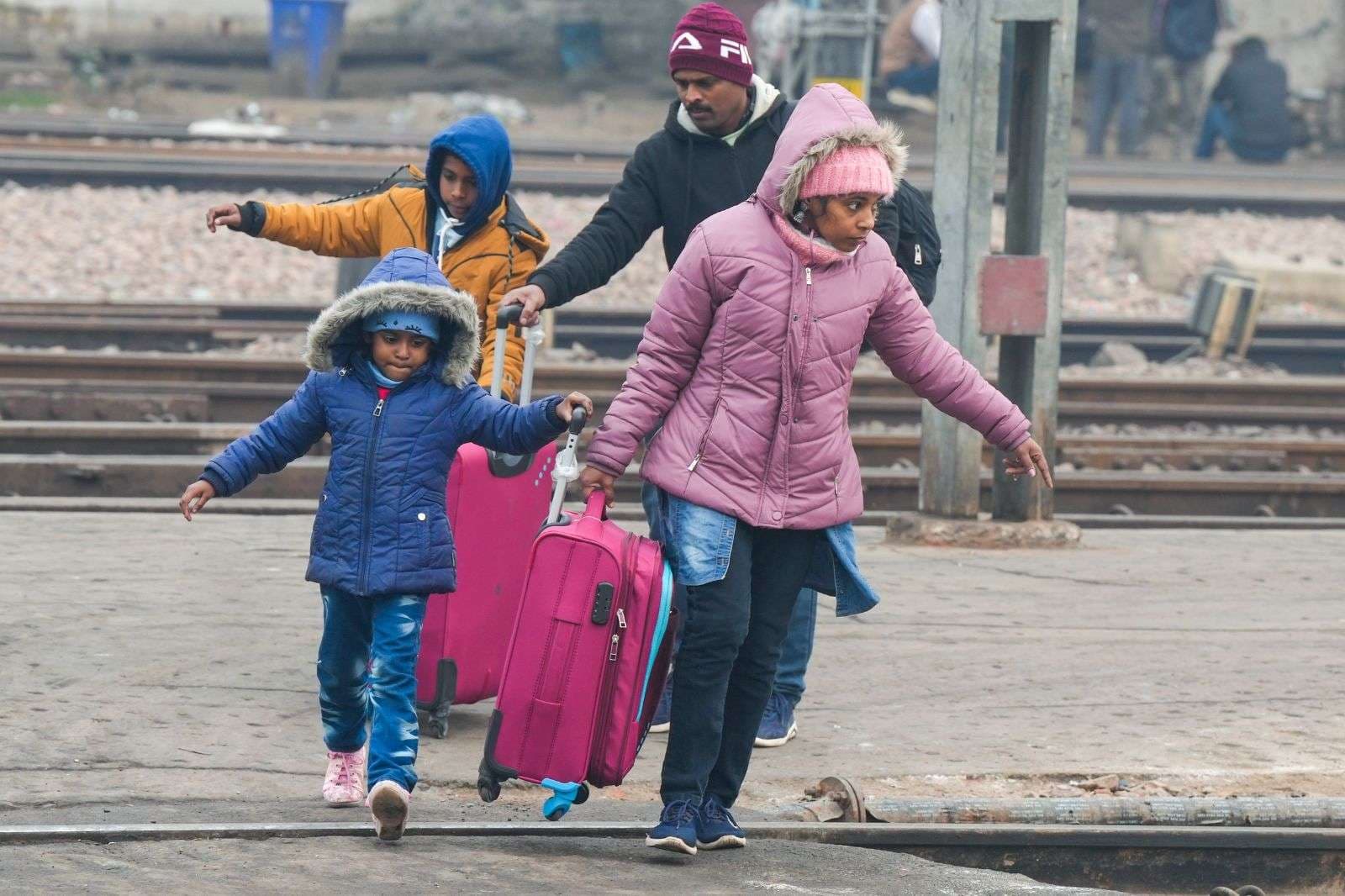 Aaj Ka Mausam: अब होगी हाड़ कंपाने वाली ठंड की दस्तक, 48 घंटे में गिरेगा न्यूनतम तापमान, इन राज्यों में बारिश का अलर्ट
