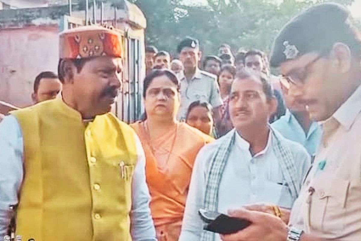 Bihar Chunav 2025: पोलिंग बूथ पर दारोगा को धमकी देने वाले भाई वीरेंद्र जायेंगे जेल? चुनाव आयोग ने लिया ये कड़ा एक्शन