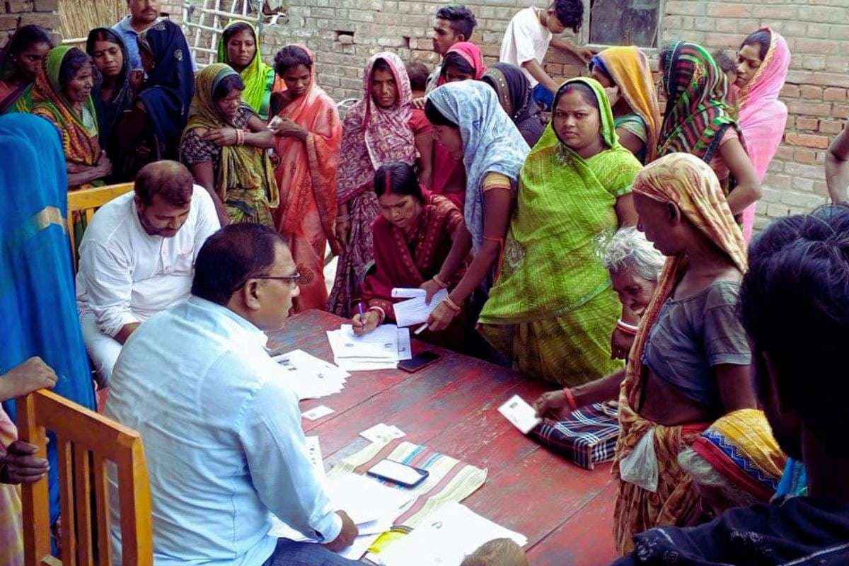 Bihar Chunav 2025: वोटिंग वाले दिन कैसे खोजेंगे अपना पोलिंग बूथ? जानिये ऑनलाइन और ऑफलाइन पूरा प्रोसेस