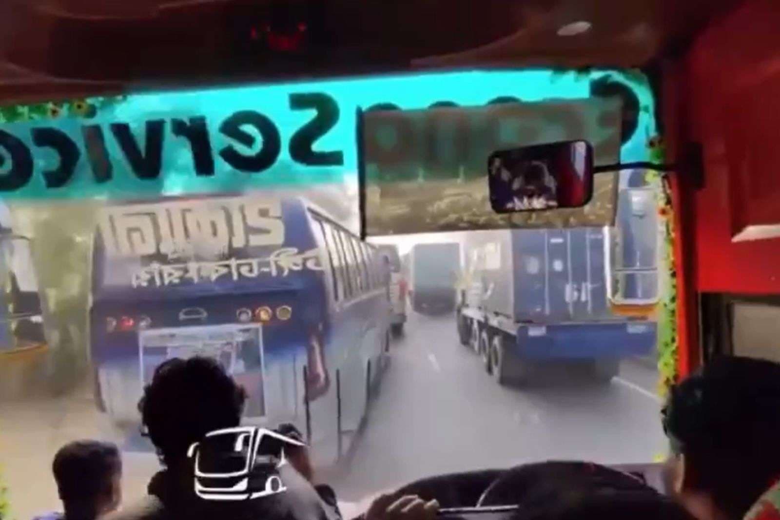 Viral Video: खतरों का खिलाड़ी बना बस ड्राइवर, ओवरटेक करने के चक्कर में बढ़ाता रहा रफ्तार, वीडियो देख आ जाएगा गुस्सा