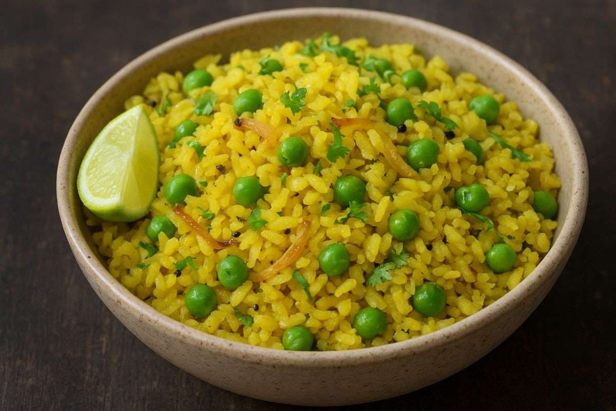 Matar Poha Recipe: ठंडी सुबह का हल्का और हेल्दी नाश्ता, झटपट तैयार करें मटर पोहा