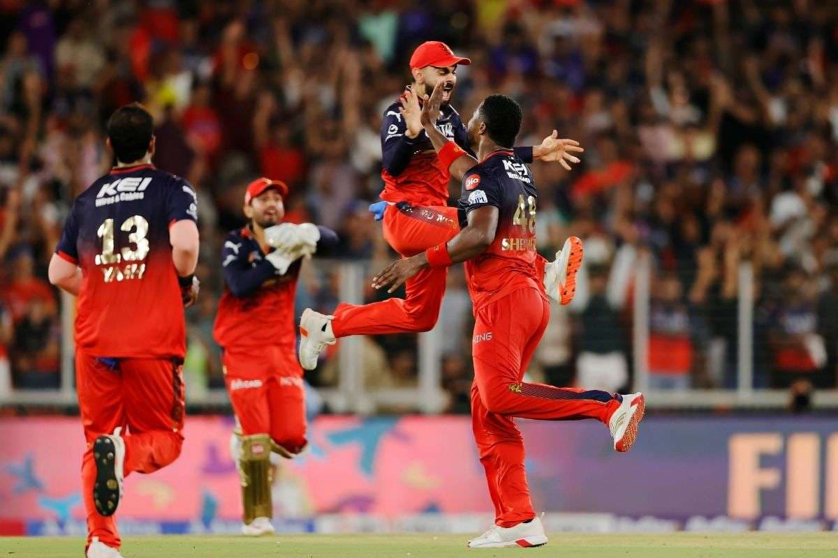 Covid-19 वैक्सीन बनाने वाली कंपनी की नजर RCB पर, ये बड़ी कंपनियां भी दौड़ में