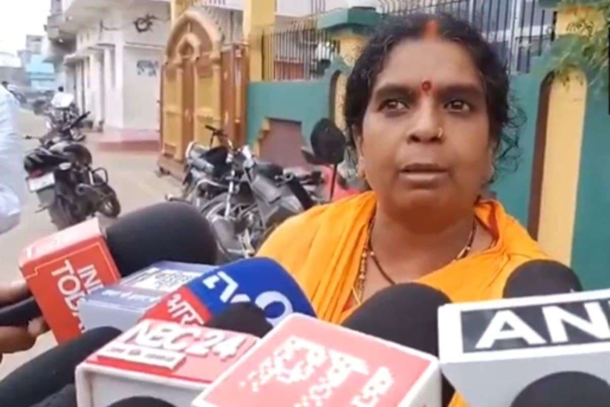 Bihar Chunav 2025: शिक्षिका से प्रचारक बनीं विधायक की पत्नी, अब फंसी मुसीबत में, FIR दर्ज