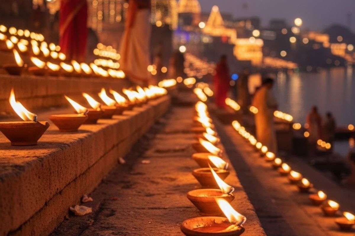Dev Deepawali 2025: देव दीपावली की शाम गंगा घाटों पर कितने दीप जलाने चाहिए? जानिए परंपरा, नियम और महत्व