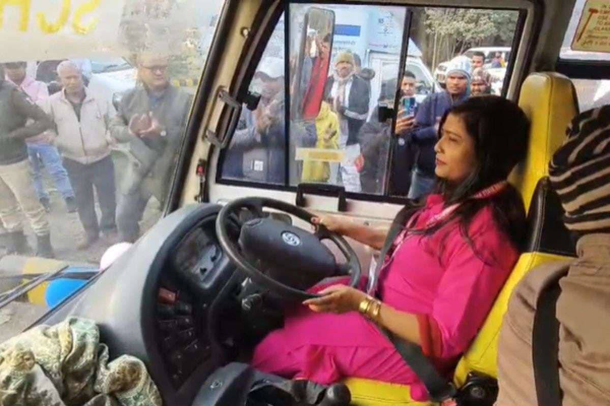 Pink Bus In Bihar: बिहार में महिला ड्राइवर ने संभाली पिंक बस की स्टीयरिंग, जल्द ही सड़कों पर भरेंगी फर्राटा