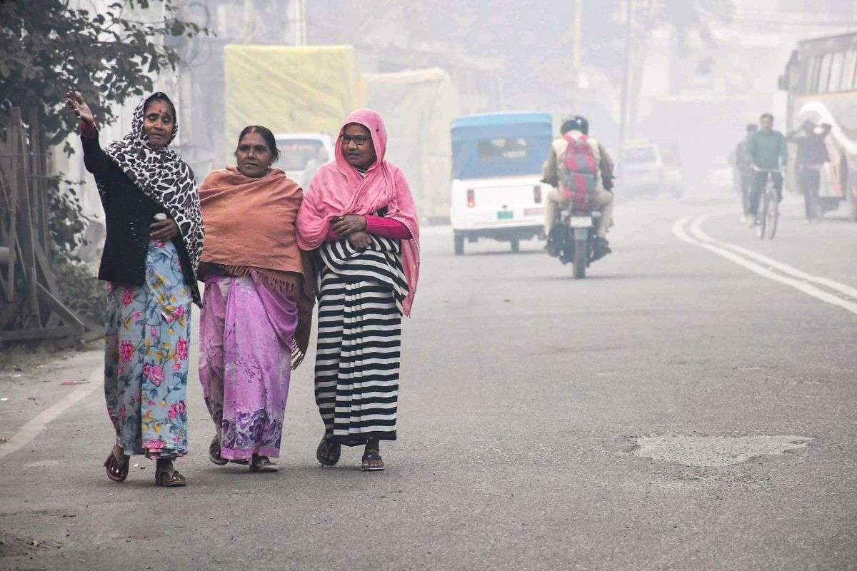 Aaj Ka Mausam: ठंड से ठिठुर रहा उत्तर भारत, हाड़ कंपा रही शीतलहर, जानिए अगले 4 दिन कैसा रहेगा मौसम