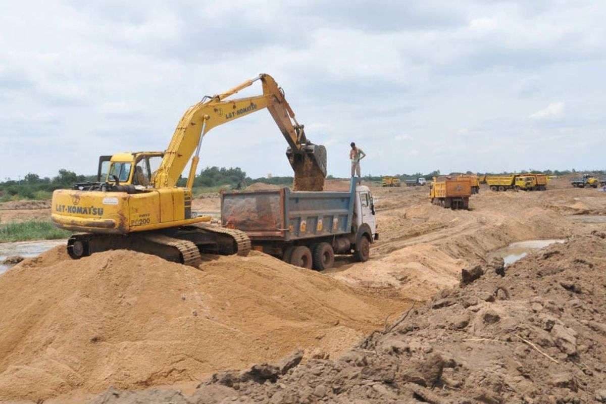 Bihar News: बिहार में अवैध बालू खनन रोकने पहुंचे वन अधिकारी पर जानलेवा हमला, माफियाओं ने डंडे से खूब पीटा