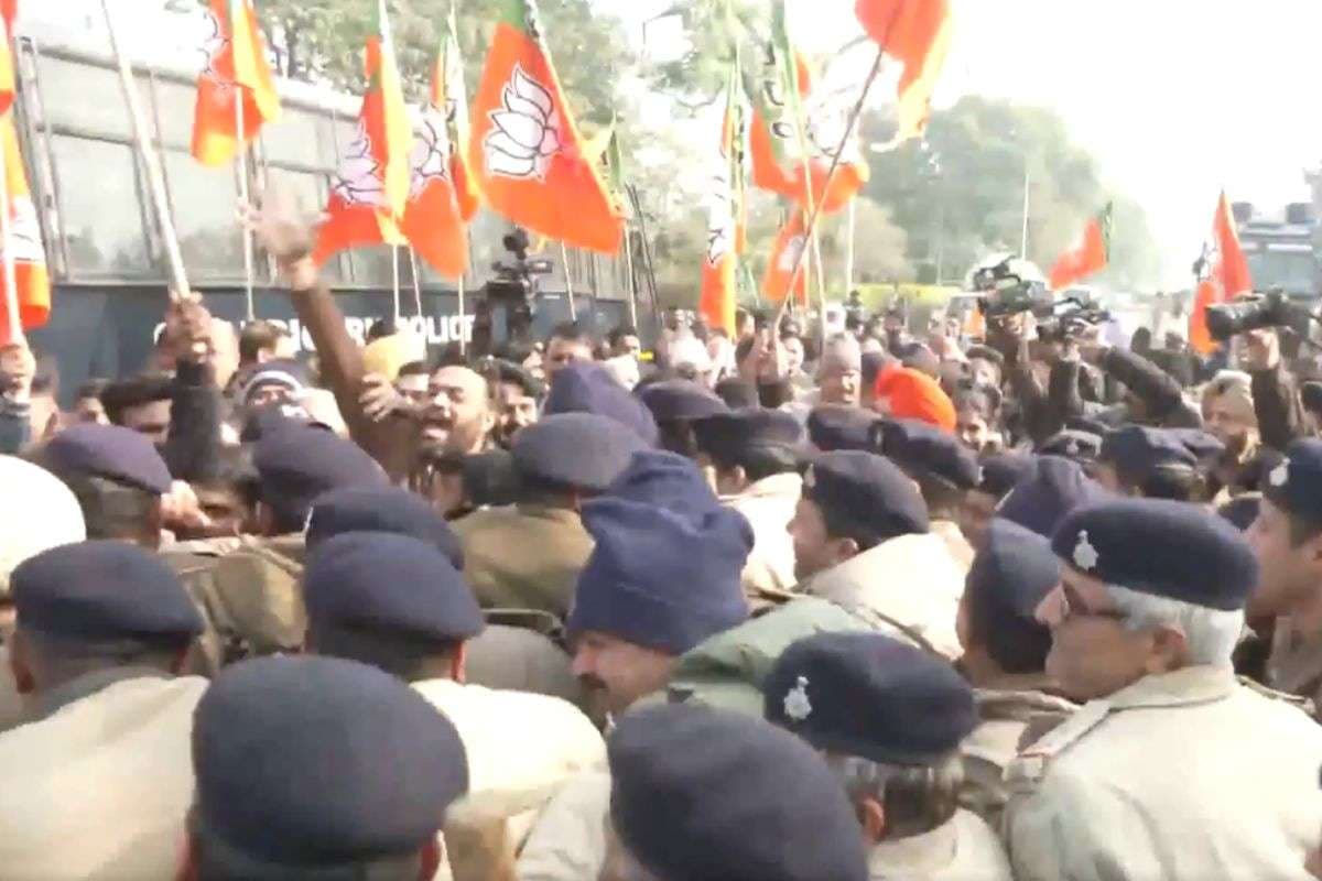 चंडीगढ़ में बीजेपी का जोरदार प्रदर्शन, भाजपा में शामिल पार्षद के परिजनों को जबरन उठाने का आरोप, देखें वीडियो