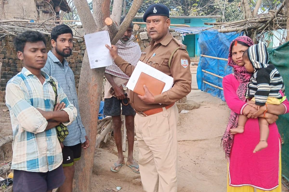 Gumla: PLFI के हार्डकोर नक्सलियों के घर में पुलिस ने चिपकाया इश्तेहार, सरेंडर करने को कहा