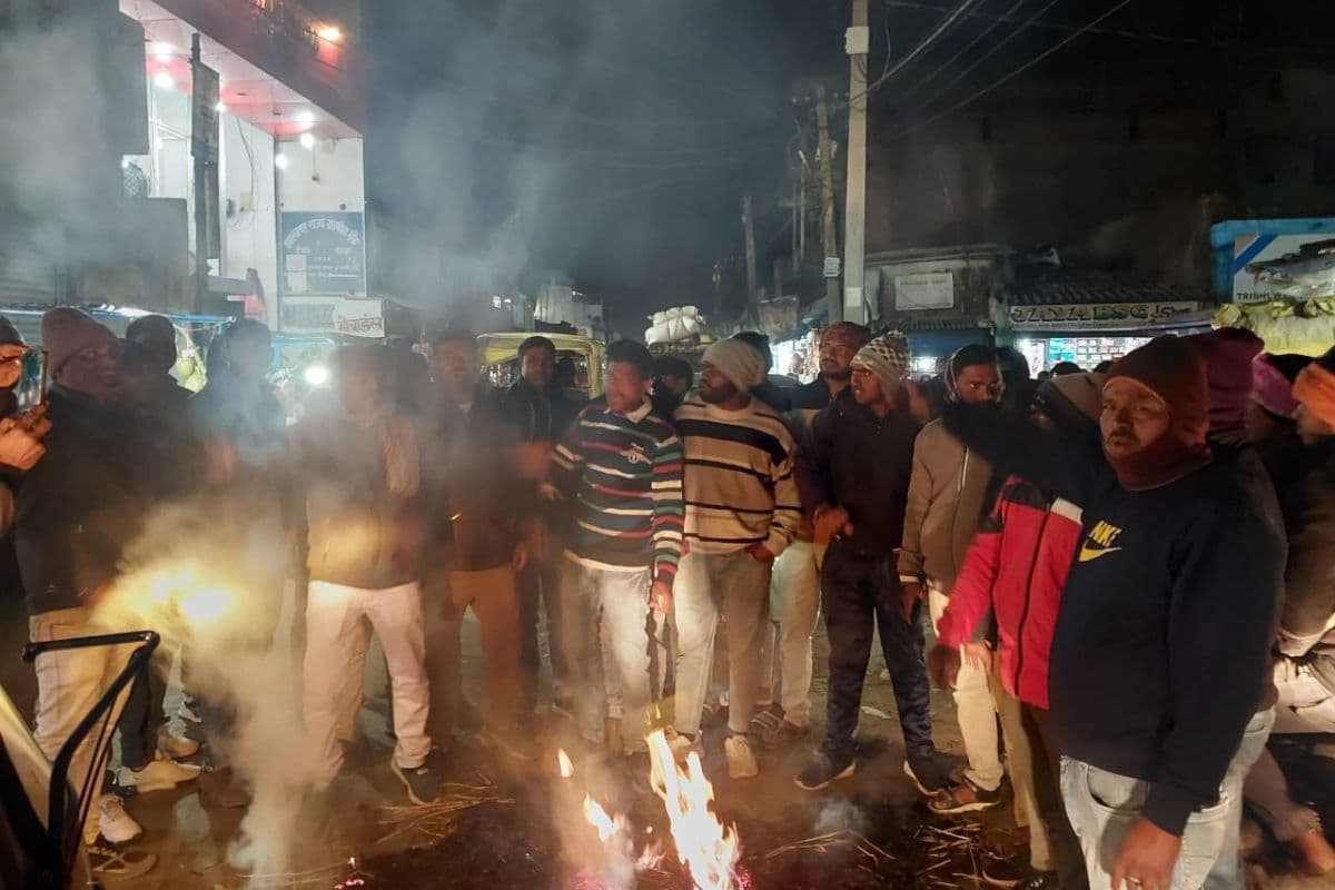 Hazaribagh: पुलिस पर ड्रग्स कारोबार को प्रोटेक्शन देने का आरोप, युवाओं ने गुस्से में फूंका पुतला