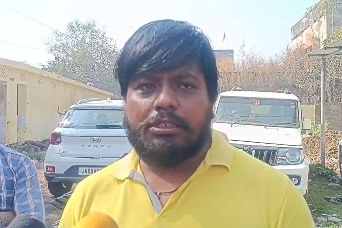 Dhanbad: दिनदहाड़े गुंडागर्दी, होटल के मालिक को पीटा फिर सोने की चेन और रुपये लूट हुए गायब