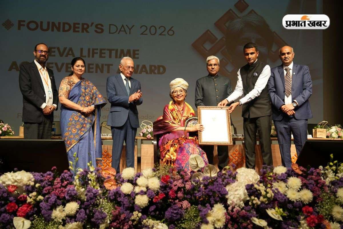रेवा यूनिवर्सिटी में धूमधाम से मना फाउंडर्स डे, दिग्गजों को मिला लाइफटाइम अचीवमेंट अवार्ड