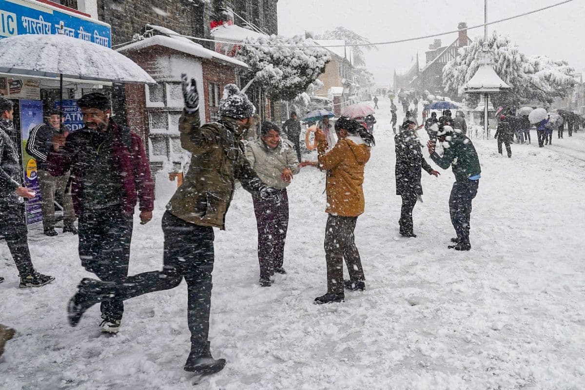 उत्तराखंड में नए साल का पहला हिमपात, फिर लौटी सर्दी, हर तरफ बर्फ की सफेद चादर, देखें तस्वीर