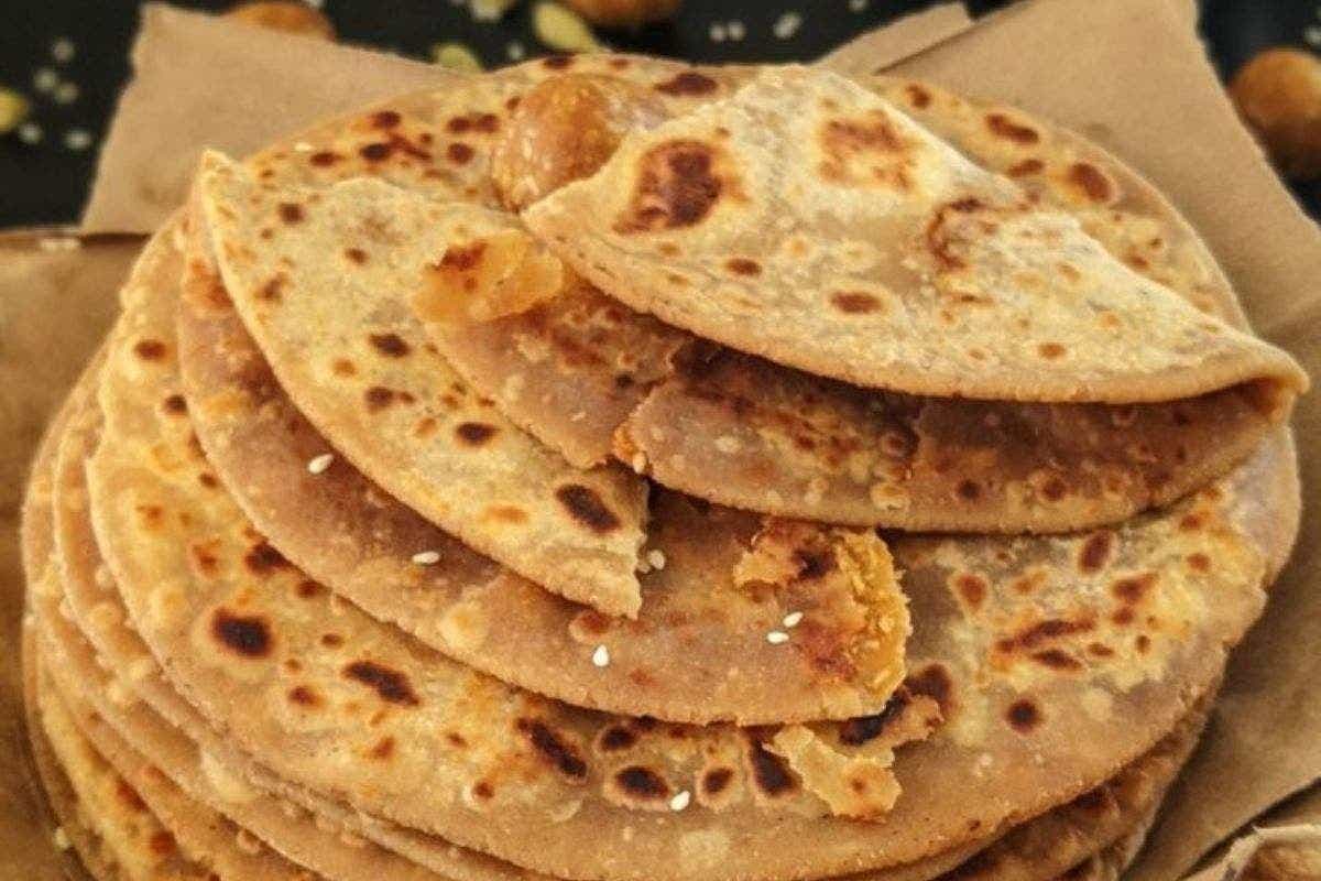 Til Poli Recipe: मकर संक्रांति को बनाएं मीठा और यादगार, घर पर तैयार करें नरम और स्वादिष्ट तिल पोली