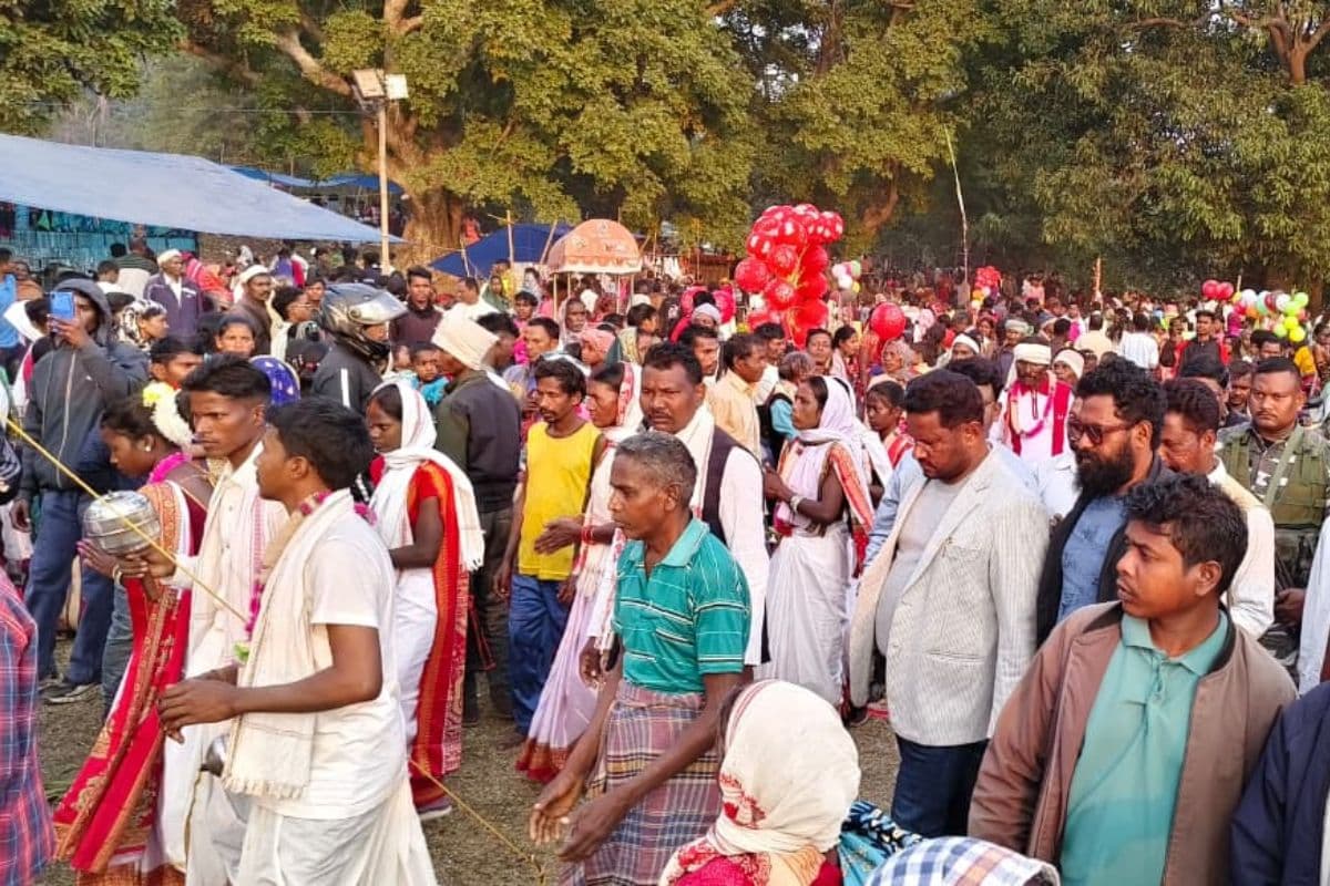 Saraikela: कुचाई के टुसू मेले में बड़े-बड़े, रंग-बिरंगे टुसू लेकर पहुंची महिलाएं, विधायक ने दिया पुरस्कार