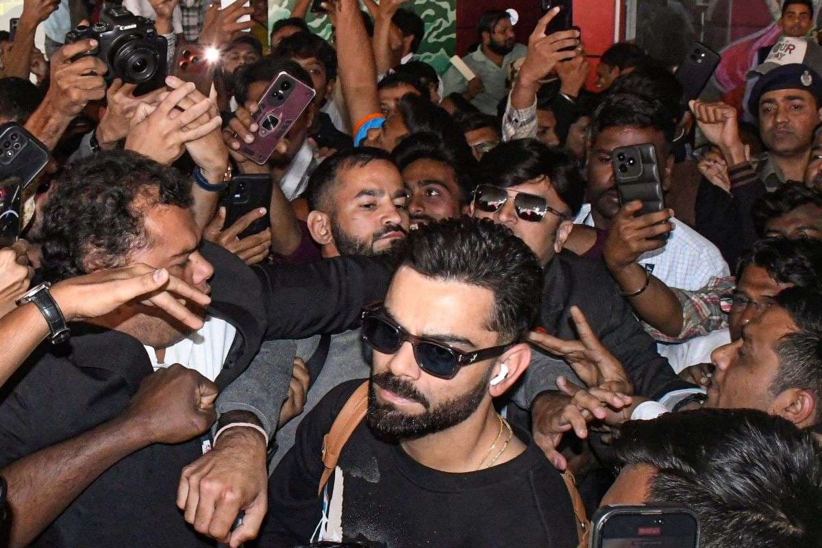 Viral Video: वडोदरा में फैंस के बीच बुरी तरह फंसे Virat Kohli, एक कदम बढ़ाना हुआ मुश्किल