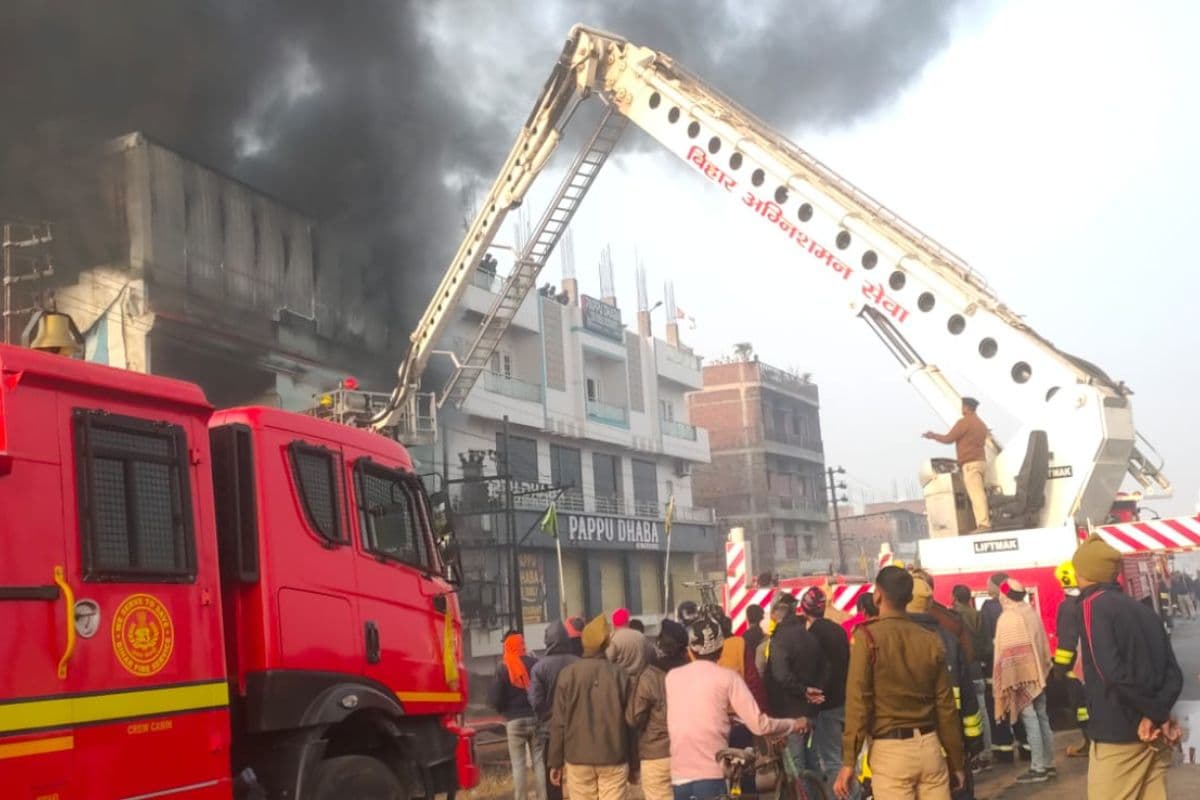 Bihar News: पटना में भीषण आग, प्लास्टिक फैक्ट्री जलकर खाक, हाइड्रोलिक दमकल की टीम मौके पर पहुंची