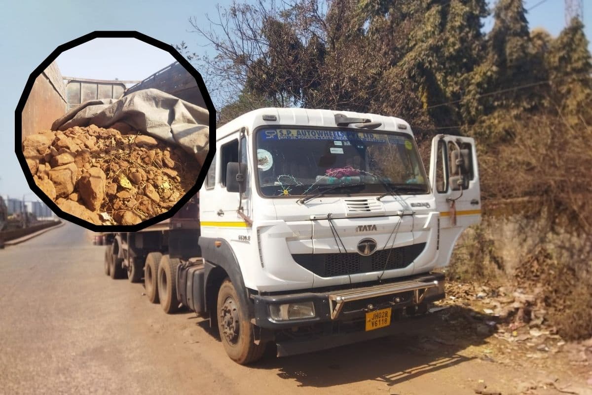 नोवामुंडी में पुलिस की बड़ी कार्रवाई, आयरन ओर लदे दो भारी वाहनों को किया जब्त