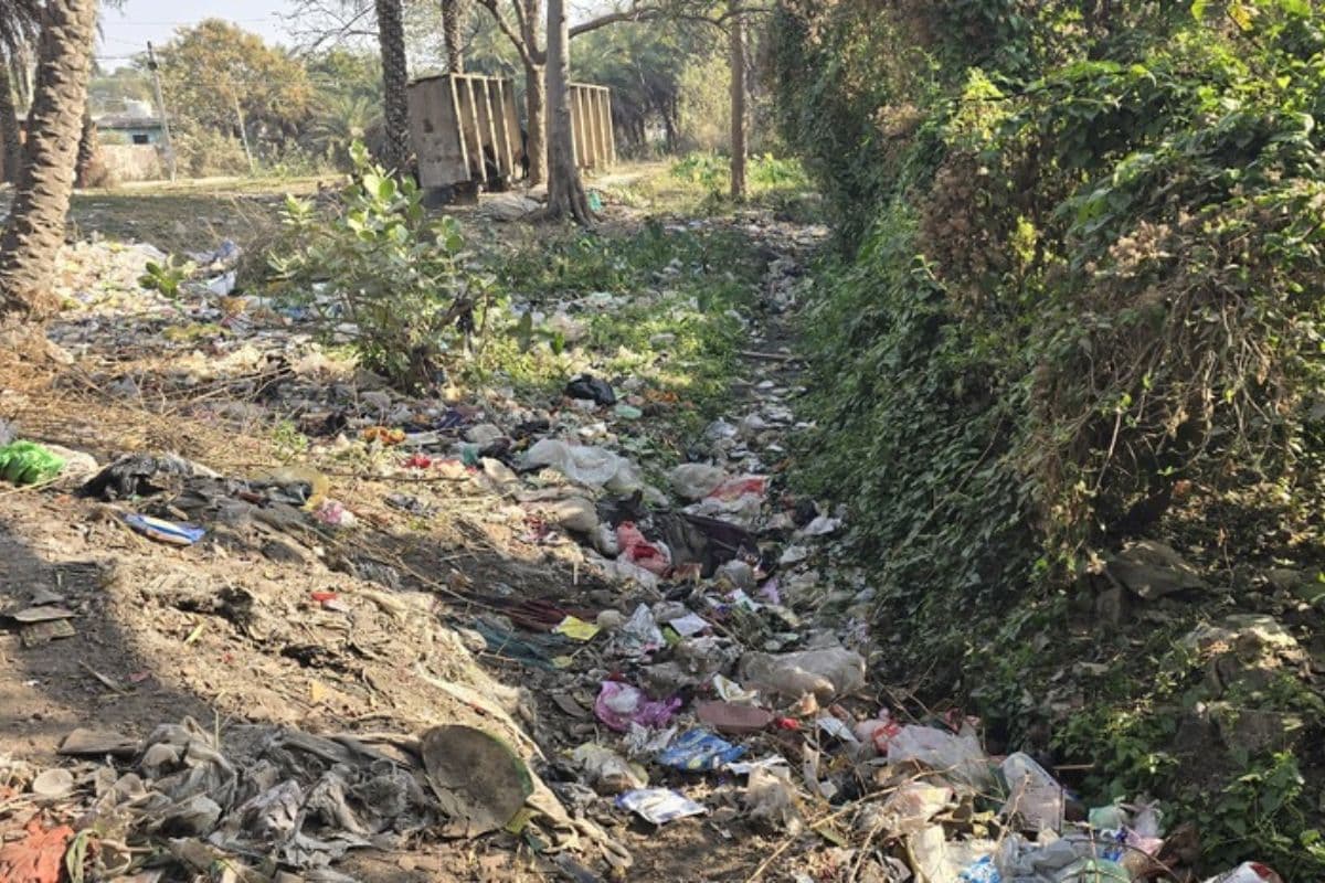 कागजों पर ओडीएफ, हकीकत में खुले में शौच; चक्रधरपुर में समस्याओं का अंबार